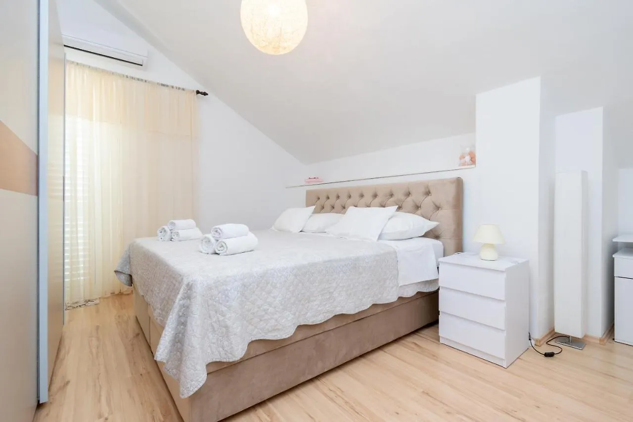Holiday home Seaside Holiday House Preko, Ugljan - 18077
